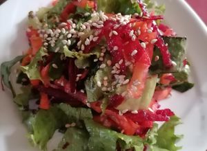 Una foto de Ensalada de espinacas y betabel con aderezo de naranja 🍊