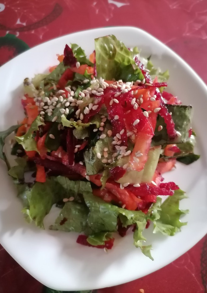 Una foto de Ensalada de espinacas y betabel con aderezo de naranja 🍊