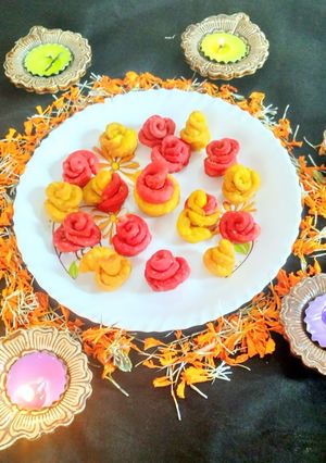 गुलाब मठरी (Gulab mathri recipe in Hindi) रेसिपी मुख्य फोटो
