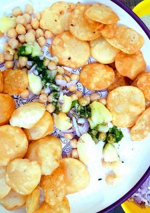 A picture of Gol gappay.