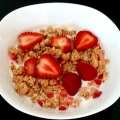 A picture of My Cluster Cereal+fresh strawberries.