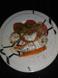 Una foto de Pescadilla al horno con verduras al vino