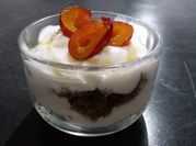 Una foto de cerezas con yogur