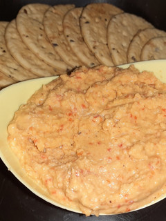 Una foto de Hummus de Garbanzos con Morrón Asado o Dip de Garbanzos con Morrón Ahumado