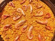 Una foto de arroz con pulpo y gambas