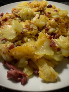 Una foto de Patatas a lo pobre con jamón ibérico