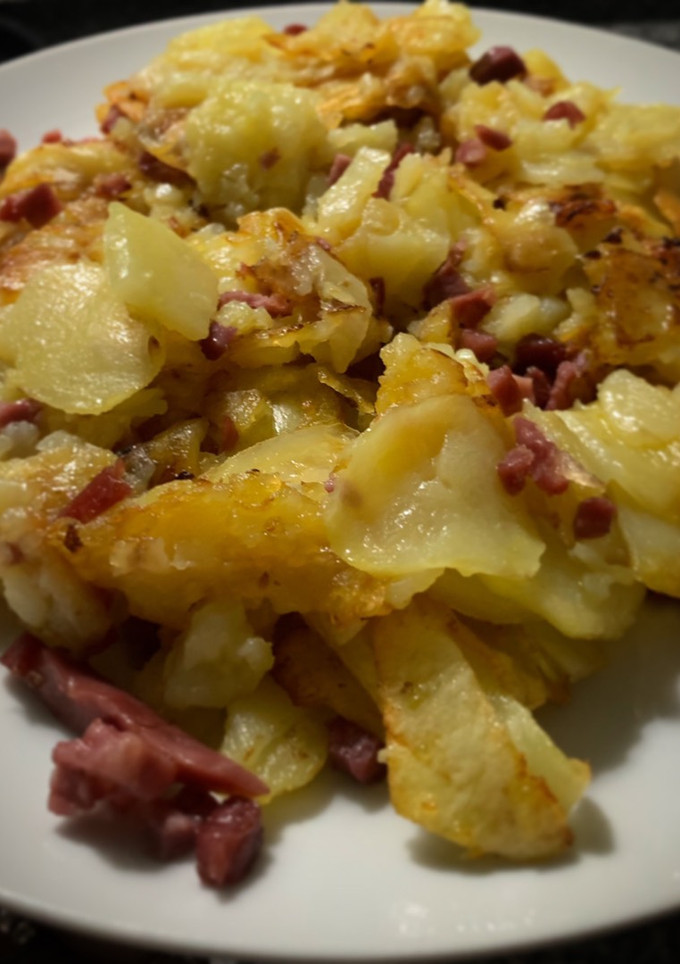 Una foto de Patatas a lo pobre con jamón ibérico