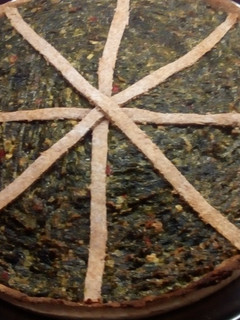 Una foto de Tarta de hojas de acelga, espinaca, y remolacha de masa integral
