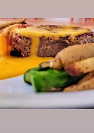 Una foto de 🍽️Medallón de res con salsa holandesa🍴