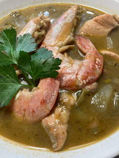 Una foto de Bullabesa de salmón y gambones, con verduras del hortet