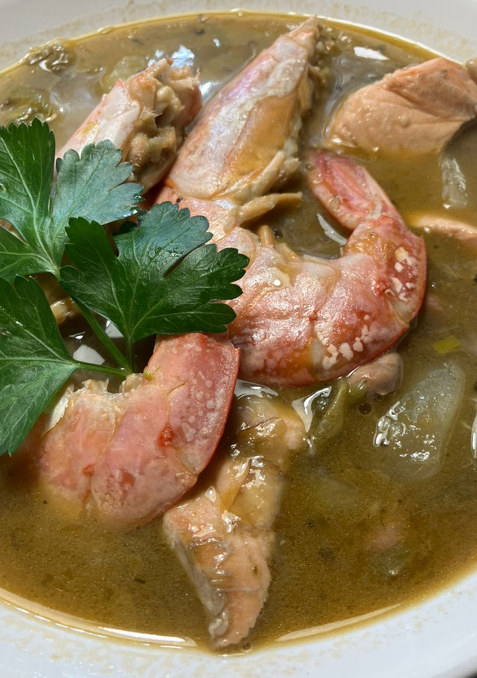 Una foto de Bullabesa de salmón y gambones, con verduras del hortet