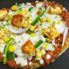 પનીર ટીક્કા નાન પીઝા A picture of પનીર ટીક્કા નાન પીઝા.