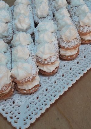 O poză a rețetei Pișcoturi cu cremă de fistic și frișcă.