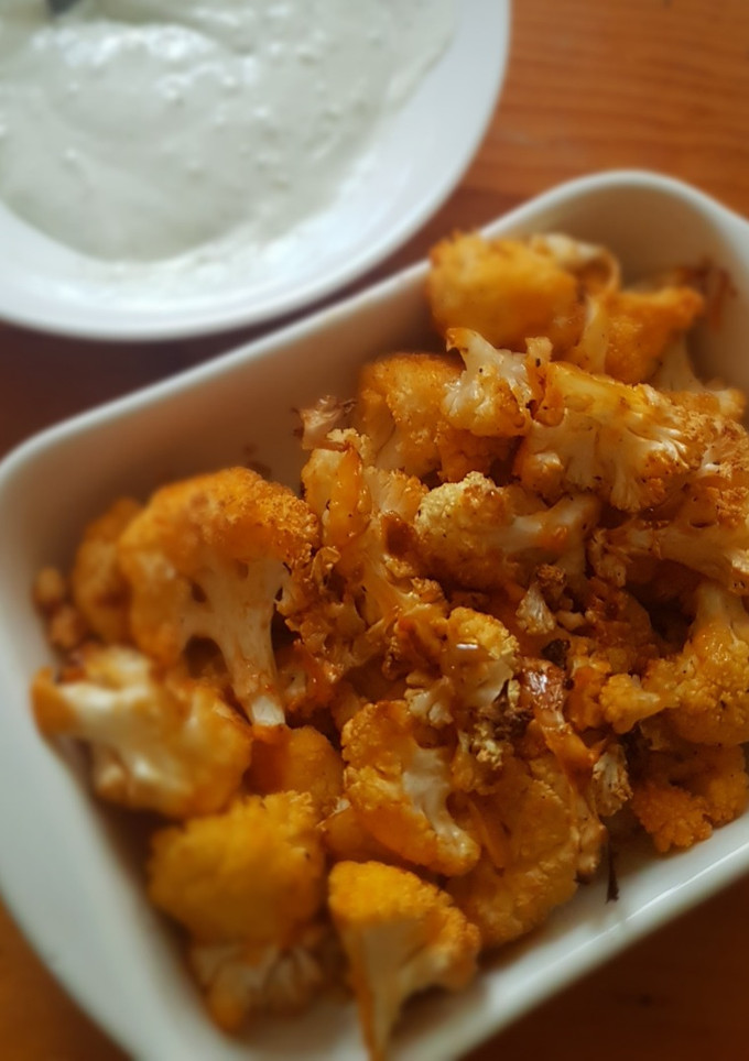 Una foto de Coliflor a la búfalo con salsa de queso azul