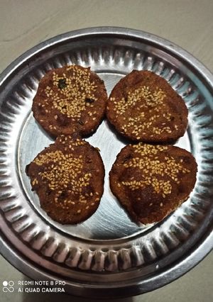 A picture of Methi dhebra (bajri che vade).