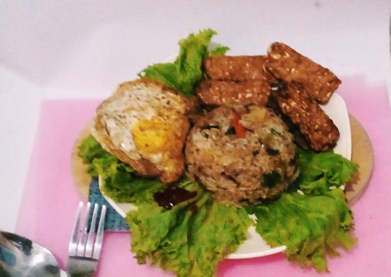 Nasi goreng daun jeruk dengan ikan tongkol