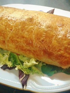 Una foto de Solomillo con paté, bacon, cebolla caramelizada y envuelto en hojaldre