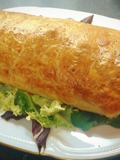 Una foto de Solomillo con paté, bacon, cebolla caramelizada y envuelto en hojaldre