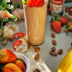 A picture of Strawberry banana smoothie.