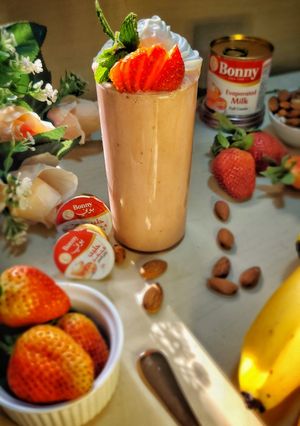 A picture of Strawberry banana smoothie.