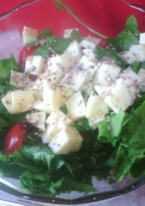 Una foto de Ensalada rúcula, cherry y queso (o tofu)