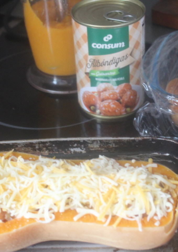 Una foto de Calabaza rellena de albóndigas de lata