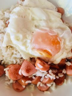 Una foto de Arroz salteado con salchichas y huevo frito