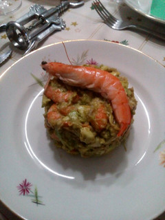 Una foto de Ensalada de aguacate y langostinos