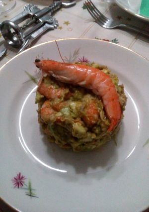 Una foto de Ensalada de aguacate y langostinos