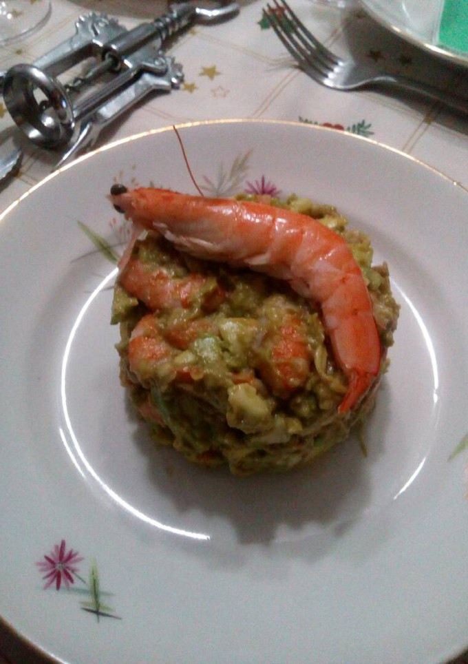 Una foto de Ensalada de aguacate y langostinos
