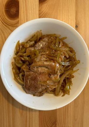 A picture of Pork Chop with Onion Sauce 洋蔥汁煎豬扒.