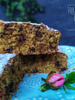 Una foto de Torta integral de avena y naranja