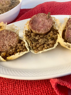 Foto di Cestini di parmigiano con lenticchie e cotechino