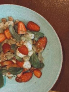 Foto de Salada de agrião com mozzarella e morangos