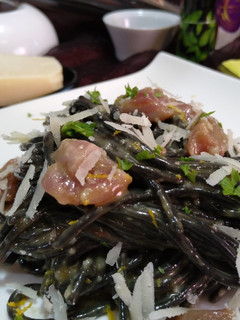 Una foto de Espaguetis Nero a la carbonara de atún by Dabiz Muñoz