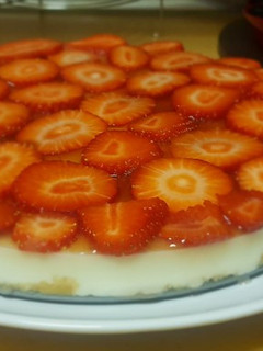 Una foto de Tarta de queso y fresas