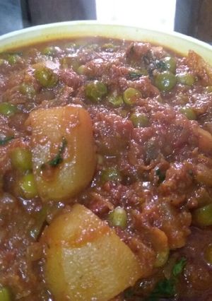 A picture of Dry Aloo Matar.