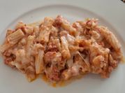 Una foto de pasta fusilli