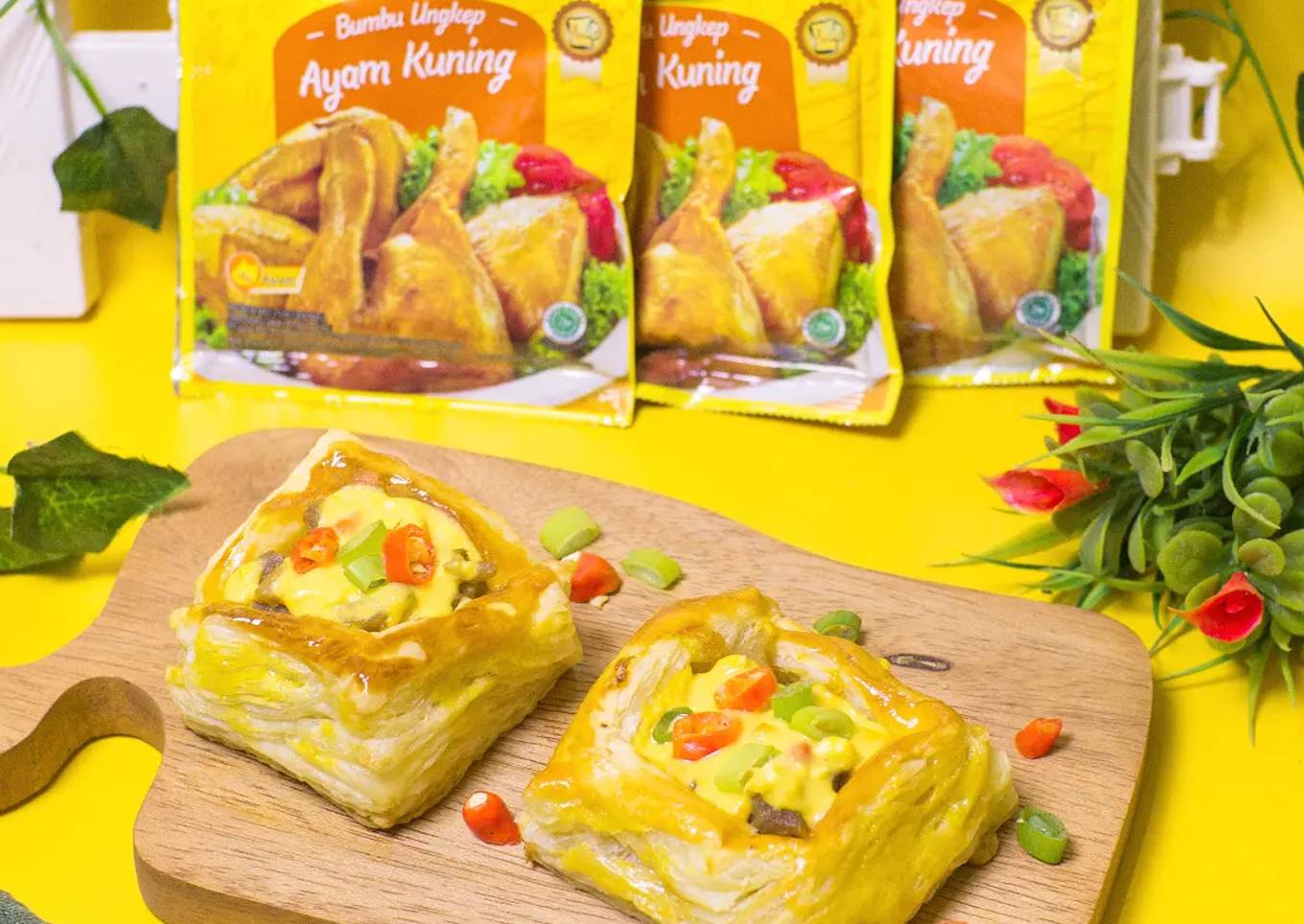 #254 CHICKEN SALTED EGG SAUCE IN PASTRY