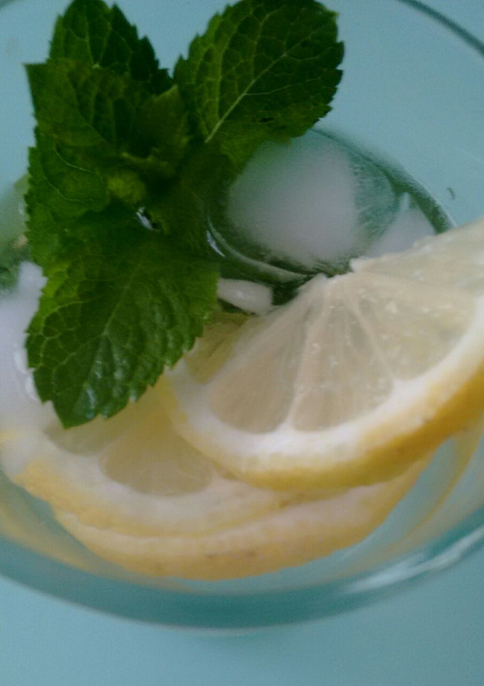 Una foto de Agua de Mar isotónica con menta y limón