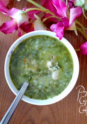 A picture of Spinach and lentiles soup.