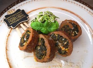 Foto de ROLO DE CARNE, CURGETE E MOLHO PESTO DE MANJERICÃO