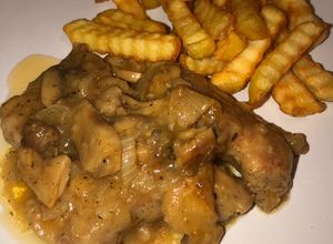 Foto principal de Pedacitos de cerdo con salsa de champiñones y cebolla