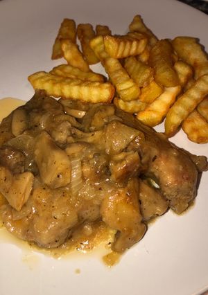 Una foto de Pedacitos de cerdo con salsa de champiñones y cebolla