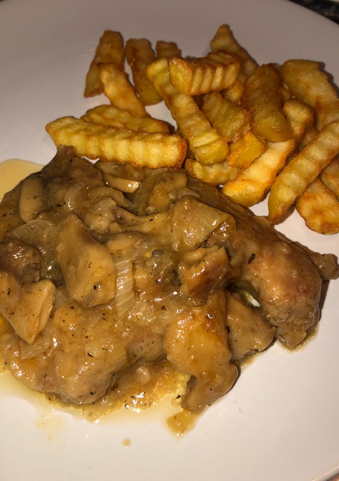 Una foto de Pedacitos de cerdo con salsa de champiñones y cebolla