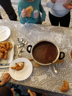 Una foto de Buñuelos de la abuela con Chocolate a la taza