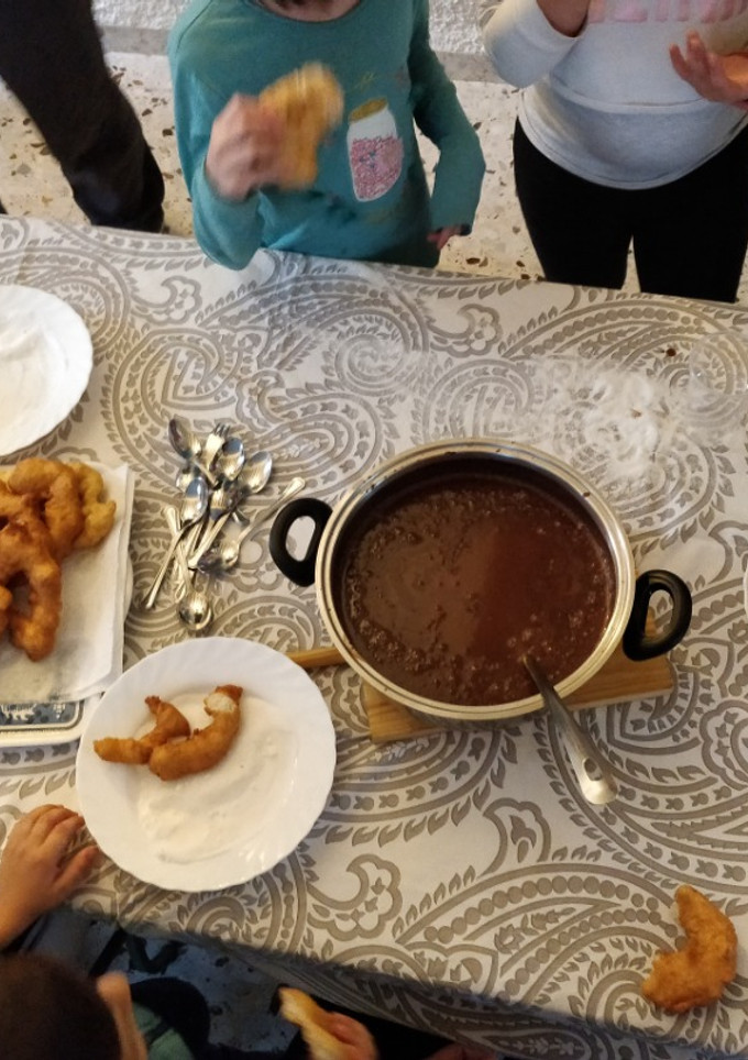 Una foto de Buñuelos de la abuela con Chocolate a la taza