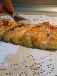 Una foto de Trenza de hojaldre con manzana, canela y nueces