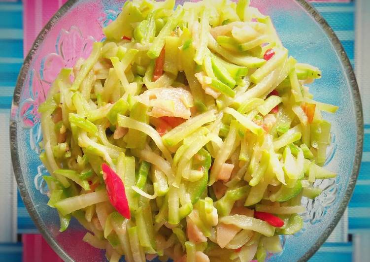 Bagaimana mengolah Tumis Labu Siam Baso Sapi Anti Gagal