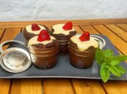 Una foto de muffins con mantequilla de mani